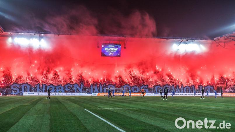 Beim Spiel zwischen dem 1. FC Magdeburg und Dynamo Dresden wurden mehr Polizisten verletzt als bislang angenommen. (Archivbild) Bild: Andreas Gora/dpa