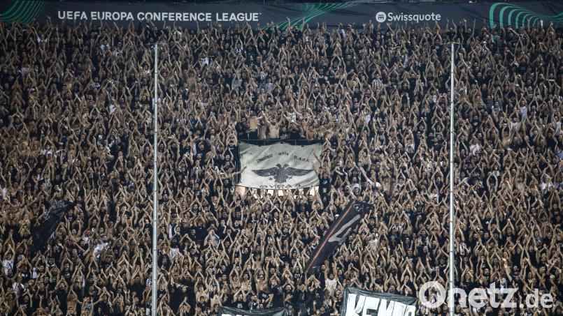 Mehrere Fans von PAOK Saloniki sind bei einem Bus-Unfall in Rumänien ums Leben gekommen. (Archivbild) Bild: Giannis Papanikos/AP/dpa