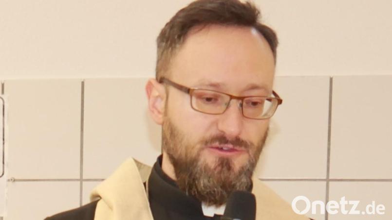 Pfarrer Johannes Arweck bei der Segnung des Erweiterungsbaus von Feuerwehrhaus und Bauhof in Illschwang Bild: no