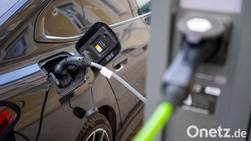 Hohe Anschaffungskosten, geringe Reichweite, teurer Strom - viele Autofahrer sehen gleich mehrere Hindernisse für die Anschaffung eines E-Autos. (Symbolbild) Bild: Peter Kneffel/dpa