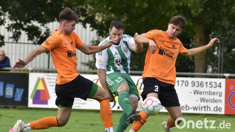 Zwei Schlichter versuchen in dieser Szene den Wernberger Bastian Lobinger am Abschluss zu hindern - klappt nur bedingt. Beim 1. FC Schlicht ist man mit der bisherigen Bezirksliga-Saison ebenfalls nur bedingt zufrieden. Archivbild: Hans Mark