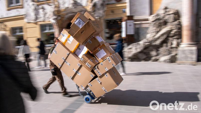 Im Dienstleistungsbereich ist im vergangenen Jahr die Beschäftigung in Bayern noch leicht gestiegen. (Symbolbild) Bild: Peter Kneffel/dpa