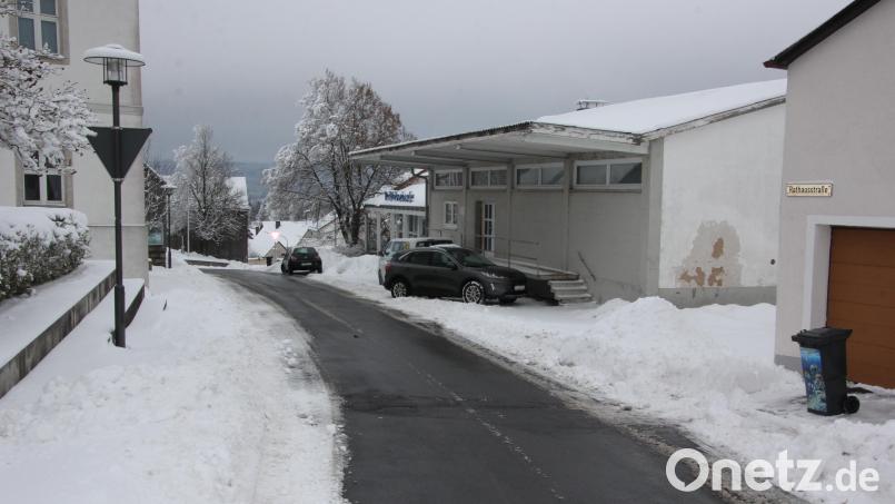 Ein Anlieger forderte, dass die Rathausstraße in Mähring nur für Anlieger benutzt werden dürfe. Doch dies lehnte der Marktrat ab. Bild: kro