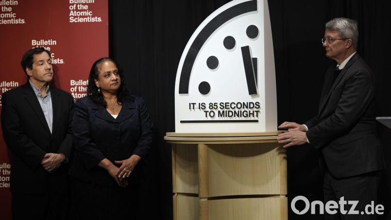 Der Stand der „Weltuntergangsuhr“ wird vorgestellt. Bild: Pablo Martinez Monsivais/AP/dpa