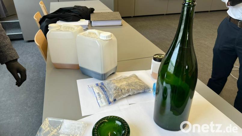 Die 3-Liter-Champagner-Flasche, die im Februar 2022 in einem Weidener Restaurant ausgeschenkt worden war, wurde am Landgericht gezeigt. Bild: juh