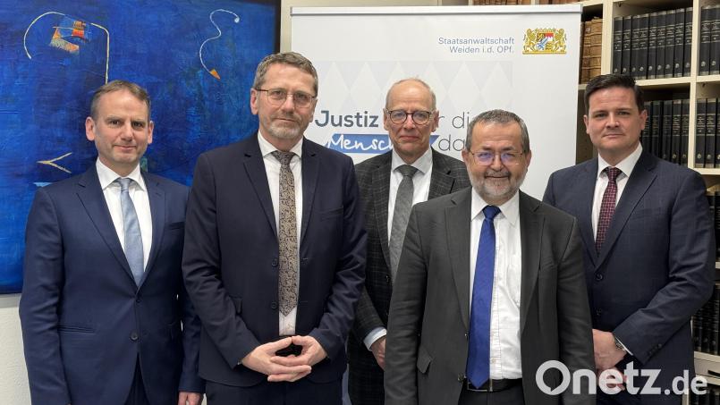 Von links: Christian Härtl (Oberstaatsanwalt in Weiden), Bernhard Voit (leitender Oberstaatsanwalt in Weiden), Michael Schrotberger (Pressesprecher der Generalstaatsanwaltschaft Nürnberg), Andreas Wimmer (ab Februar: Generalstaatsanwalt in München), Matthias Bauer (Pressesprecher der Staatsanwaltschaft Weiden). Bild: Hohlheimer