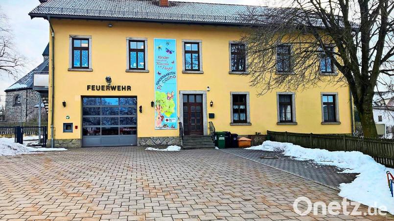 Im ehemaligen Schulhaus in Poppenreuth sind derzeit der Kindergarten Piccolino und die Freiwillige Feuerwehr untergebracht. Bild: Oswald Zintl