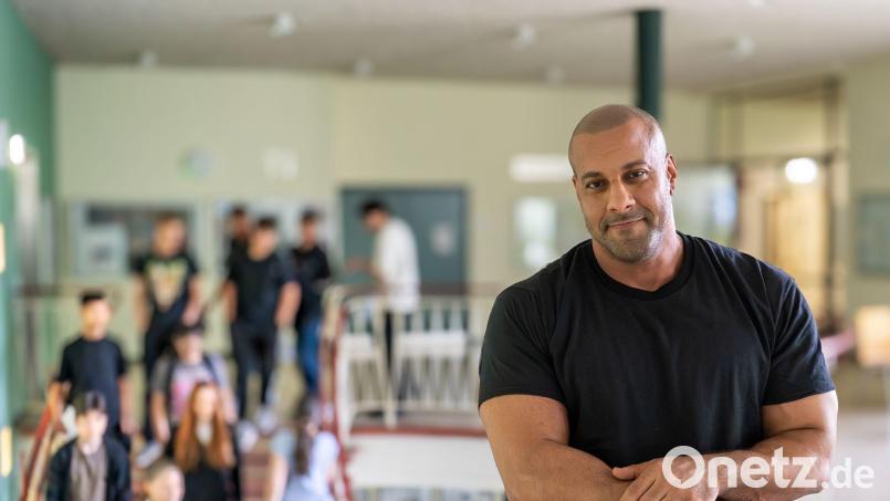 Reff ist Lehrer für Ethik, Politik und Geografie an einer Berliner Brennpunktschule. Bild: Johannes Kramer/ZDF/dpa