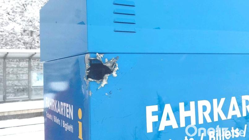 Mit Hammer und Stemmwerkzeug haben unbekannte Täter versucht, einen Fahrausweisautomaten am Haltepunkt Altenstadt an der Waldnaab aufzubrechen. An das Geld gelangten sie jedoch nicht. Bild: Bundespolizei