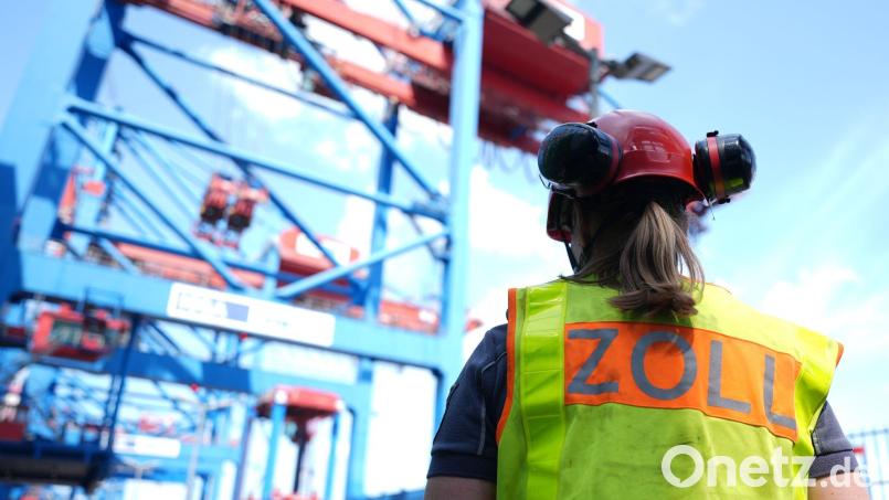 Zollkontrolle: Schwarzarbeit und Einnahmen aus illegalen Kanälen nehmen zu. (Archivbild) Bild: Marcus Brandt/dpa