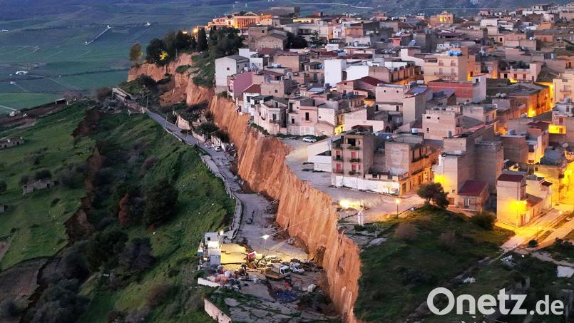 Nach schweren Unwettern droht in Niscemi ein Erdrutsch Teile eines Wohngebiets mitzureißen. Bild: Alberto Lo Bianco/LaPresse via ZUMA Press/dpa