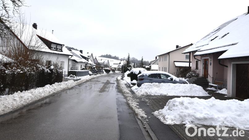 Blick in einen Teil des Höhenwegs in Poppenricht. Dort plant der Wasserzweckverband der Illschwang-Gruppe die Erneuerung der Wasserleitung. Bild: no