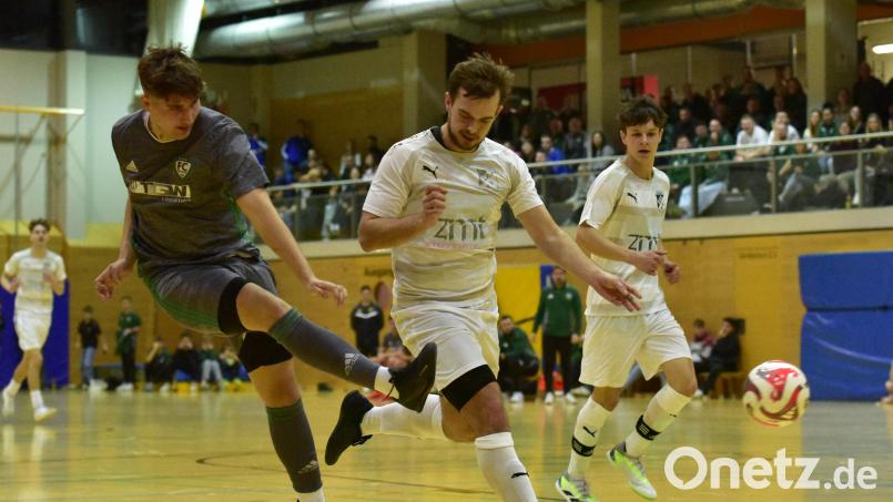 Szene aus dem Finale des "Fuchsberger-Cups": Der SV Schwarzhofen (weiße Trikots) besiegte Gastgeber FC OVI/Teunz mit 2:1. Bild: Hans Mark