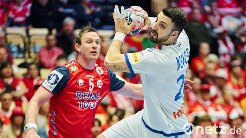 Miguel Neves verfolgte die Auszeit der Gegner über ein Tablet mit. Bild: Thomas Traasdahl/Ritzau Scanpix/AP/dpa