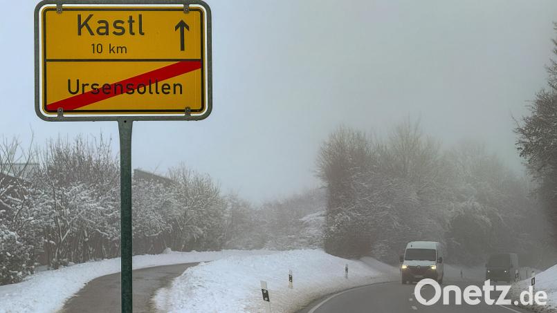 Die B299 von Ursensollen ins zehn Kilometer entfernte Kastl. Auf dieser Straße ist auch der Bus unterwegs, der von Amberg über Ursensollen, Kastl und Lauterhofen nach Neumarkt fährt. Diese Linie war wegen des starken Schneefalls am frühen Nachmittag eingestellt worden. Bild: Wolfgang Steinbacher