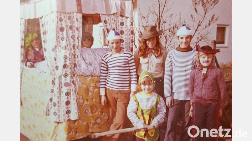 In Poppenricht gab es vor Jahrzehnten einen Faschingszug, den die Siedler für Kinder aus dem Ort organisierten. Manche Familien bauten dafür extra einen Faschingswagen. Diese Aufnahme aus dem Familienarchiv von Peter Partsch stammt aus dem Jahr 1975. Bild: Familienarchiv Peter Partsch