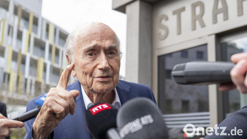 Blatter hat sich in die Debatte um einen Fan-Boykott der Fußball-WM eingemischt. Bild: Urs Flueeler/KEYSTONE/dpa