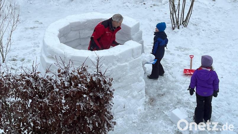 Da der Schnee zwei Tage lang zu pulvrig war, musste die Familie eine Pause einlegen. Am Dienstag konnten sie dann endlich das Dach bauen. Bild: Ulrike Fuhrmann