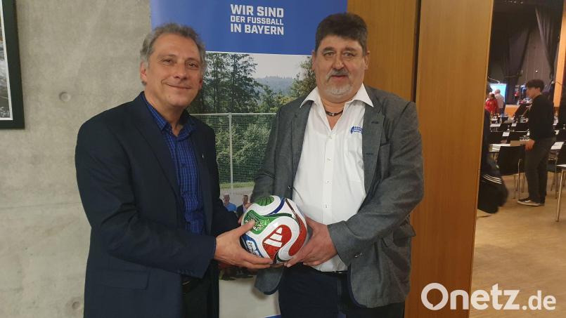 Der Dürnsrichter Ludwig Held (links) gibt den Ball als Kreisspielleiter an Alfons Hirzinger weiter. Bild: mr