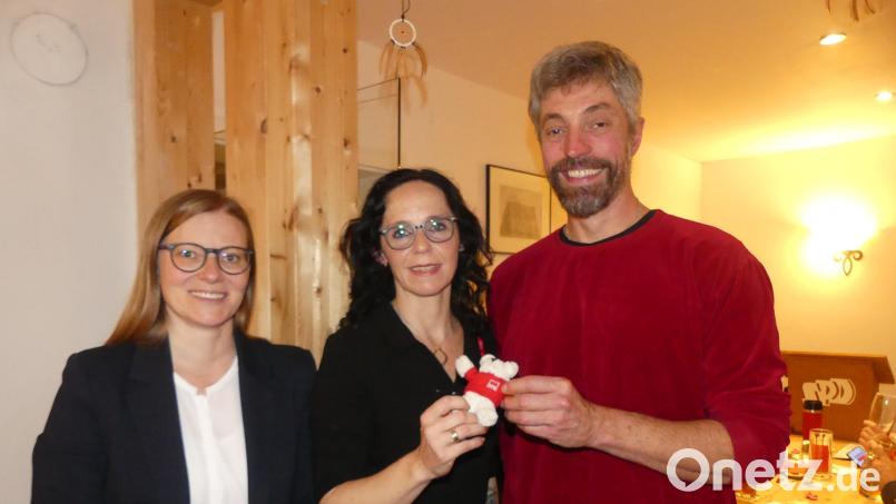 SPD-Landtagsabgeordnete Nicola Bäumler und Ortsvorsitzender Thomas Ott gratulierten Karolina Forster (Mitte) zur Wahl zur Bürgermeisterkandidatin. Bild: rn