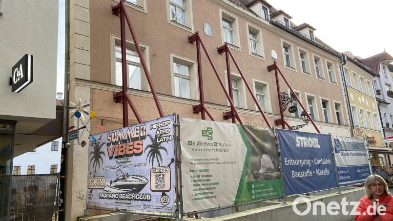 Das Husselhaus in Amberg ist nur noch eine Fassade. Es erinnert an das Apachen-Pub aus Michael Bully Herbigs Kultfilm "Der Schuh des Manitu. Bild: ass