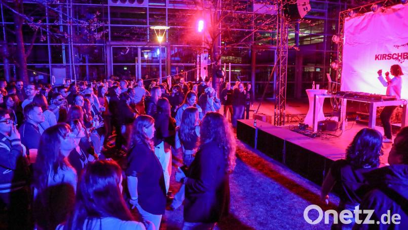 Beste Stimmung beim Kirschblütenfestival im April 2025 auf dem OTH-Campus in Amberg. Mit dem Schneeflockenfestival steigt die zweite Veranstaltung der Festivalreihe auf dem Weidener Campus. Archivbild: Wolfgang Steinbacher