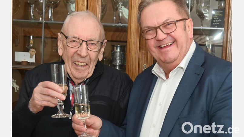 Der 90. Geburtstag ist ein Grund, mit einem Glas Sekt anzustoßen. Bürgermeister Martin Preuß (rechts) gratuliert Wolfgang Losch zum Geburtstag. Bild: gf