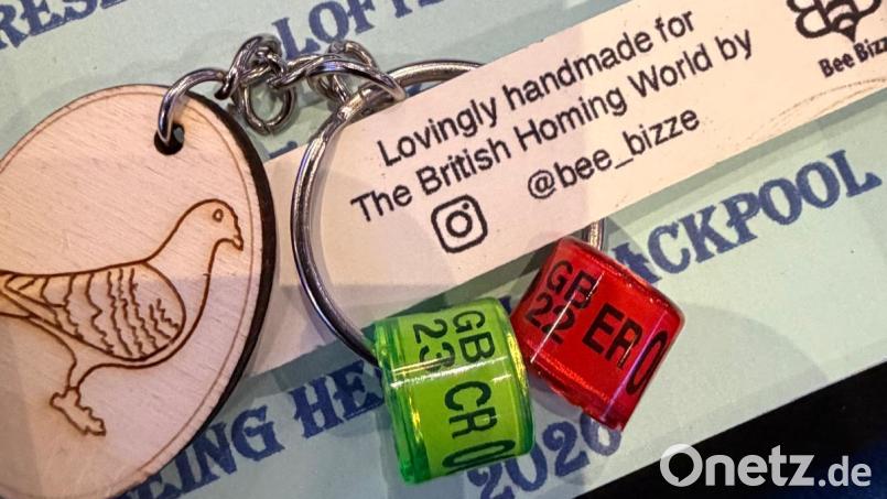 Die beiden Taubenringe tragen das Signet von König Charles und der verstorbenen Queen Elisabeth: ER für Elisabeth Regina und CR für Charles Rex. Konrad Meierhofer wurden sie bei der British Homing World Show im pompösen Winters Garden in Blackpool verliehen. Bild: Konrad Meierhofer