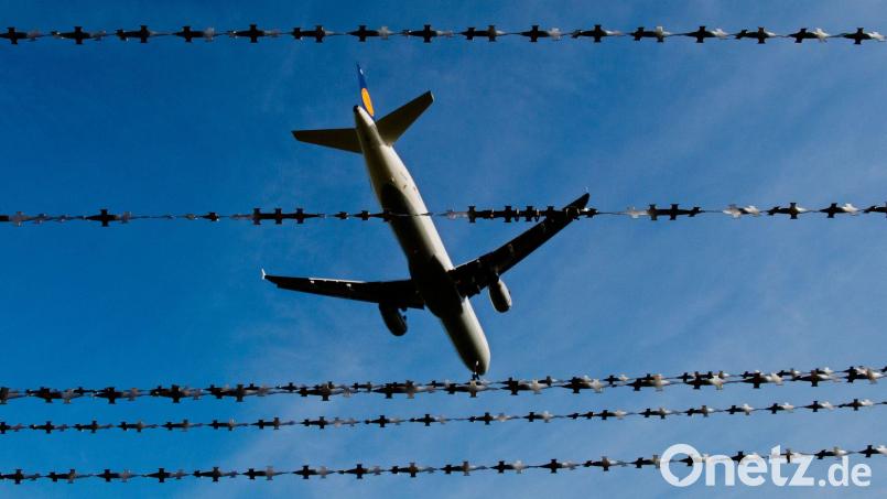 In politischen Debatten ist immer wieder von der Trendwende in der Zuwanderung die Rede. In Bayern zeigt die Statistik für 2025, dass mehr Menschen den Freistaat verlassen haben als neue Asylbewerber angekommen sind. (Illustration) Bild: Julian Stratenschulte/dpa