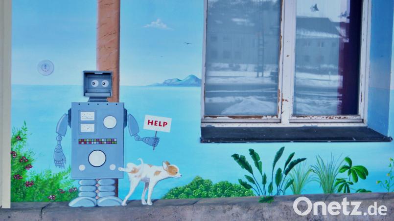 Besonders der gemalte Roboter scheint Besuchern des Bahnhofs aufzufallen. Bild: Valerie Preiß