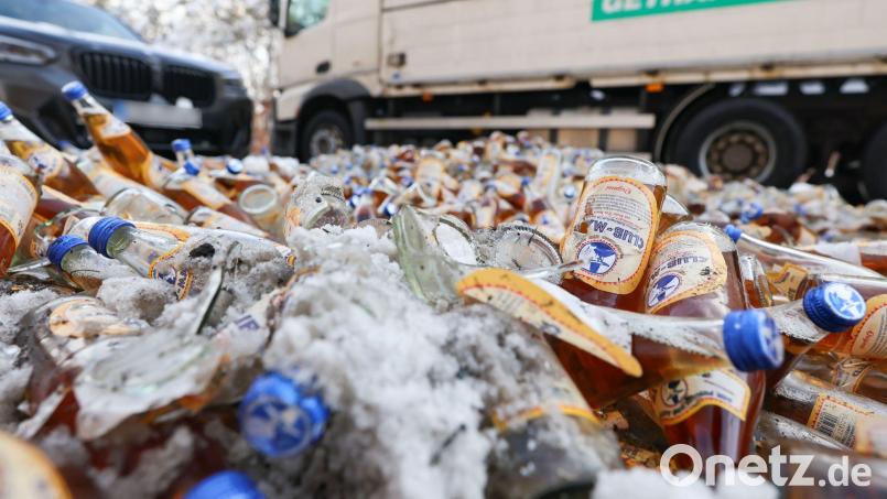 Die Bundesstraße 470 war nach dem Unfall für die Bergung der Ladung gesperrt. Bild: Daniel Löb/dpa