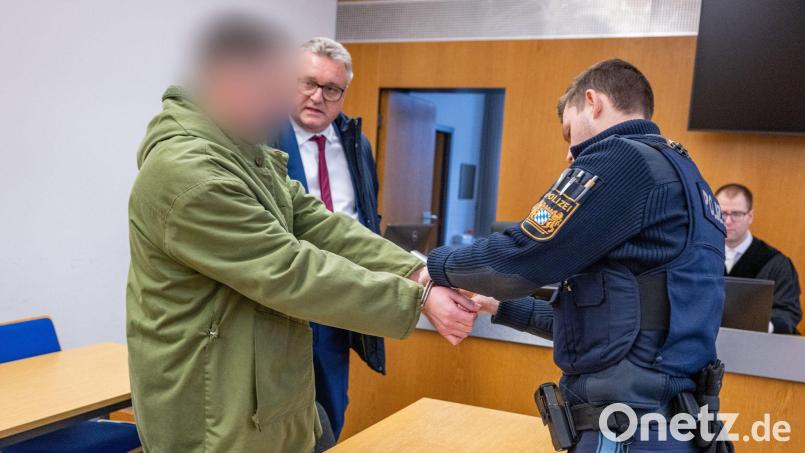 Die Maßkrugattacke auf einem Volksfest werteten die Richter als versuchten Mord. (Archivbild) Bild: Armin Weigel/dpa