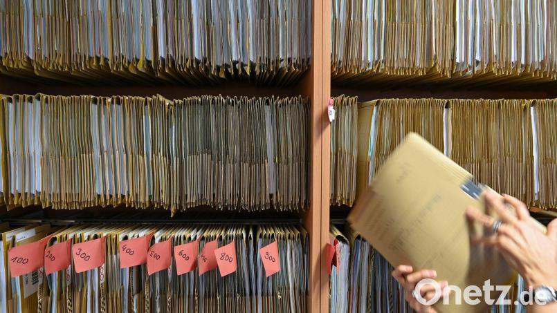 Bayerns Verwaltungsvorschriften geht es weiter an den Kragen - bis Ende des Jahres sollen noch viele Hundert gestrichen werden. (Illustration) Bild: Arne Dedert/dpa