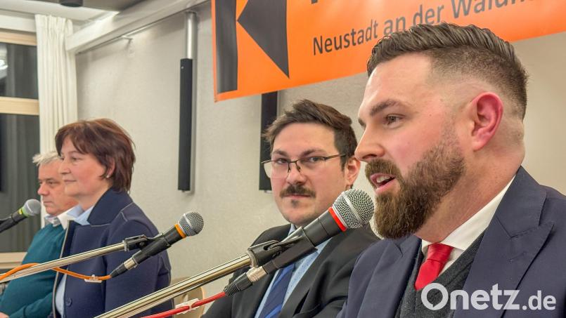 Bürgermeister Sebastian Giering (von rechts) und die Herausforderer Bernhard Thöresz, Tanja Kippes sowie Stefan Hausdorf stellten sich bei der von Kolping organisierten Podiumsdiskussion den Fragen der Neustädter Bürger. Bild: Gabi Schönberger