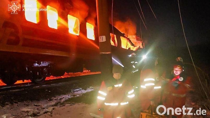 Russland schoss Drohnen auf einen Passagierzug. Bild: -/Ukrainian Emergency Service/dpa