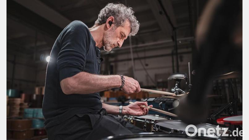 Me/Machine ist das neue Projekt des legendären Schlagzeugers Jojo Mayer bei dem Live-Drumming auf Künstliche Intelligenz trifft. Bild: Karin Grace/exb