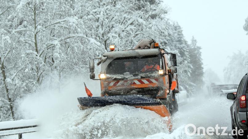 Ein Schneepflug musste her, um die Hochzeit zu retten. Symbolbild: Federico Gambarini/dpa