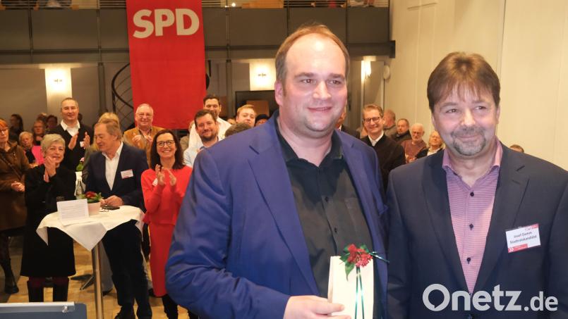 Stadtverbandsvorsitzender Josef Damm (rechts) bedankte sich beim SPD-Landesvorsitzenden Sebastian Roloff (links) mit einem Geschenk. Die SPD hatte Ehrenamtliche zu einem Enpfang in die Spitalkirche eingeladen. Bild: Hirsch