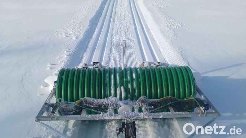 Das Loipenspurgerät wird vom Motorschlitten gezogen und presst Spuren für die Skier in den Schnee. Der Yamaha-Motorschlitten hat 130 PS – genügend Kraft, um das Spurgerät auch durch Tiefschnee zu ziehen. Bild: Benno Krumpholz