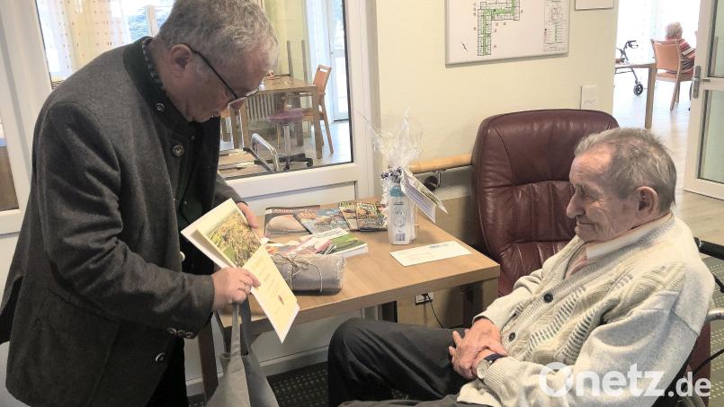 Bürgermeister Toni Dutz (links) gratulierte dem Altersjubilar, Alfons Speer, im Namen der Marktgemeinde Wiesau. Bild: wro