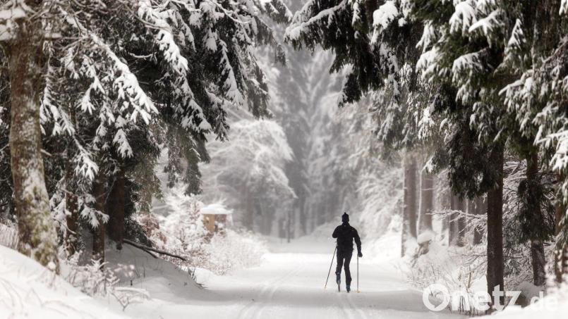 Ein Skifahrer ist auf der gespurten Loipe unterwegs. Auch im Landkreis Amberg-Sulzbach sind derzeit einige Loipen gespurt, einige Skilifte haben geöffnet. Bild: Michael Reichel/dpa