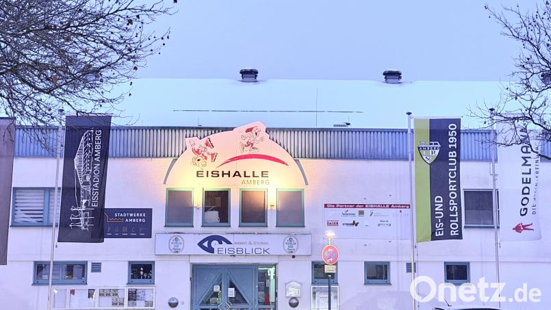 Die Eishalle in Amberg wurde am Montagabend gesperrt, da unklar war, wie hoch die Schneelast auf dem Dach ist. Seit Mittwochnachmittag, 28. Januar, ist sie wieder geöffnet. Bild: Frank Jacobi