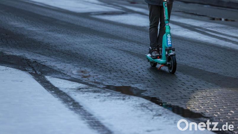 In Weiden erwischt die Polizei einen betrunkenen E-Scooter-Fahrer. Symbolbild: David-Wolfgang Ebener/dpa