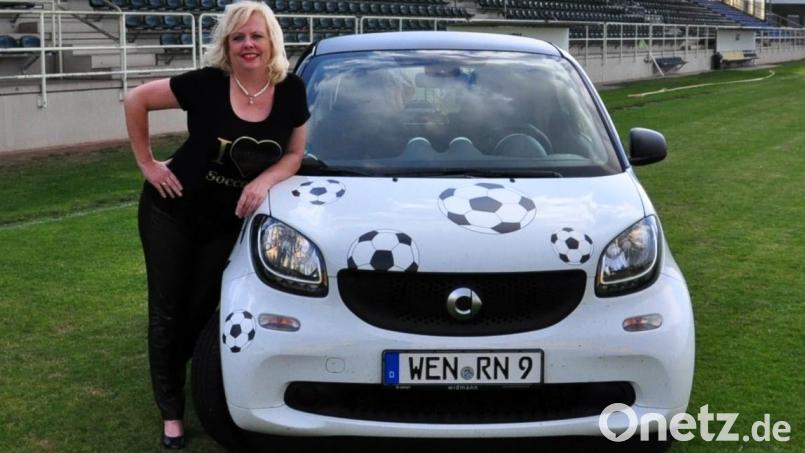 Dagmar Nachtigall neben ihrem Soccer-Mobil. Schon ihr ganzes Leben ist sie Fan der SpVgg SV Weiden. Bild: Reiner Nachtigall