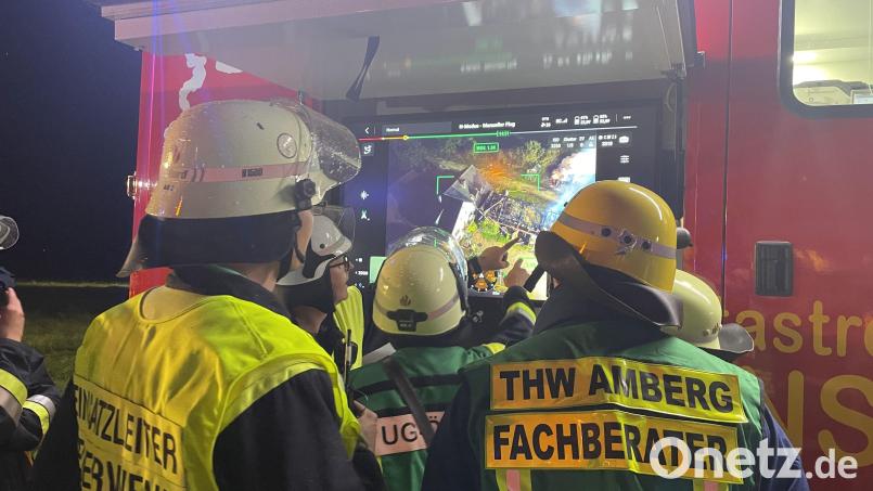 Die Fachgruppe Drohne (hier ein Symbolbild der Feuerwehr Kümmersbruck) kann aus der Luft perfekte Bilder anfertigen, den Überblick über den Einsatzort gewährleisten und Brandnester besser identifizieren. Die Drohnenbilder werden auf einen Einsatzwagen übertragen und am Bildschirm ausgewertet. Symbolbild: Kreisbrandinspektion Amberg-Sulzbach