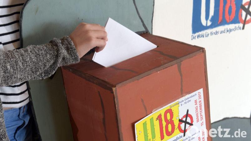Die U18-Wahl soll in diesem Jahr erstmals in Bayern auch digital stattfinden. Klassische Wahllokale wird es aber ebenso geben. (Symbolbild) Bild: Stefan Puchner/dpa