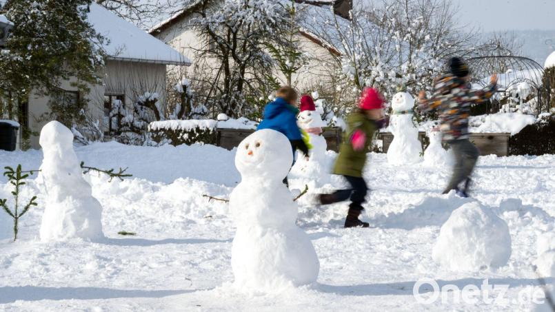 Im Schnee spielen - dafür haben die meisten Kinder heute in Bayern vormittags keine Zeit mehr. (Symbolbild) Bild: Pia Bayer/dpa