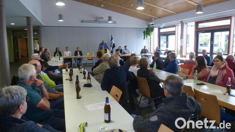 In der Aula der Mittelschule bekräftigt Bürgermeister Ludwig Biller den festen Willen, jetzt in die Zukunft der Gemeinde zu investieren. Bild: bk