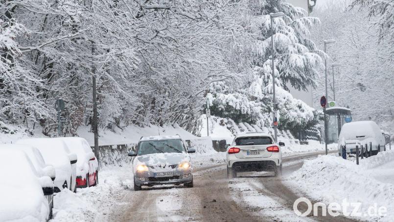 Das Winterwetter in Bayern hat viele Auswirkungen – Bäume, die unter der Schneelast zusammenbrechen, führen beispielsweise zu Unfällen. Symbolbild: Daniel Vogl/dpa
