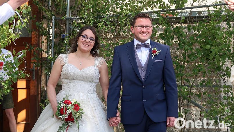 Nadja Dostler aus Friedenfels und Andreas Hendl aus Waldmünchen haben in der Steinwaldkirche in Wäldern geheiratet. Bild: bsc